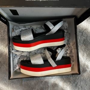 Aqua metallic 2025 trend